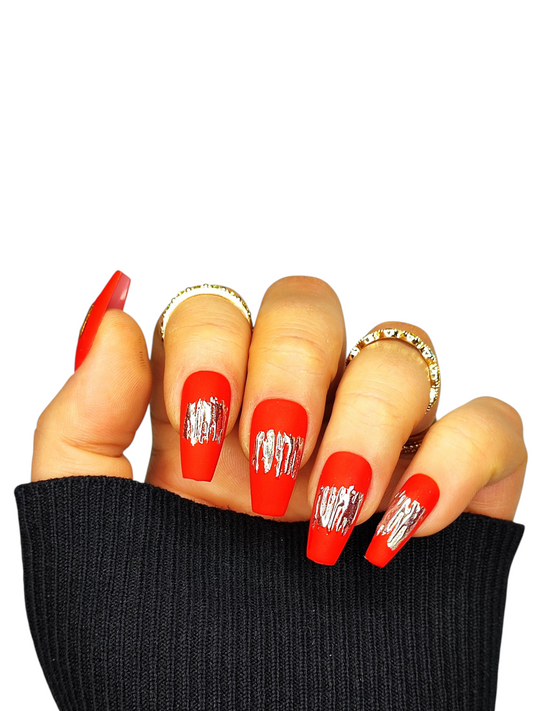 Rote Matte Gel Press‑On Nails mit silbernem Chrom‑Akzent | MEVANAILS