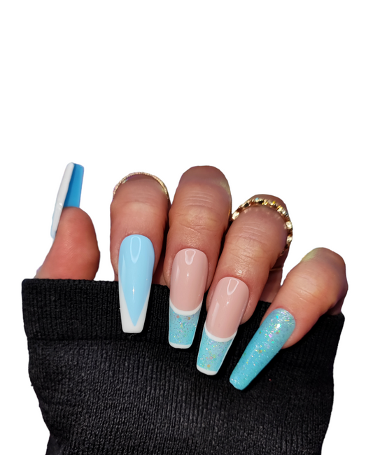 
Baby Blue – Zarte Press On Nägel in Hellblau | MEVANAILS