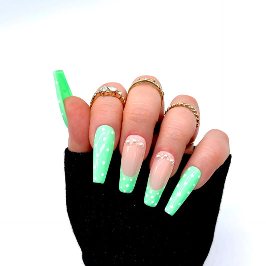Frühlingsgrüne Nägel mit Perlen – Zart & Edel | MEVANAILS