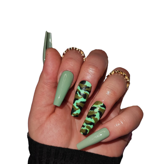 Press On Nails Militär Lady – Grüne Military-Nägel mit Gel von MEVANAILS